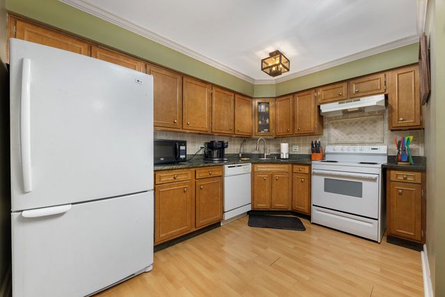 445 N Park Boulevard 2C, Glen Ellyn, IL 60137
