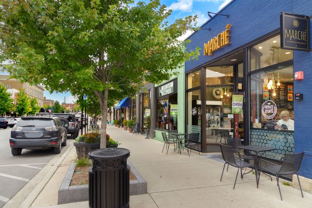 445 N Park Boulevard 2C, Glen Ellyn, IL 60137