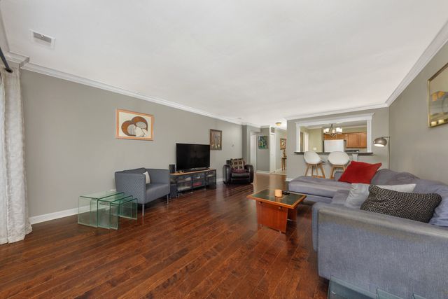445 N Park Boulevard 2C, Glen Ellyn, IL 60137