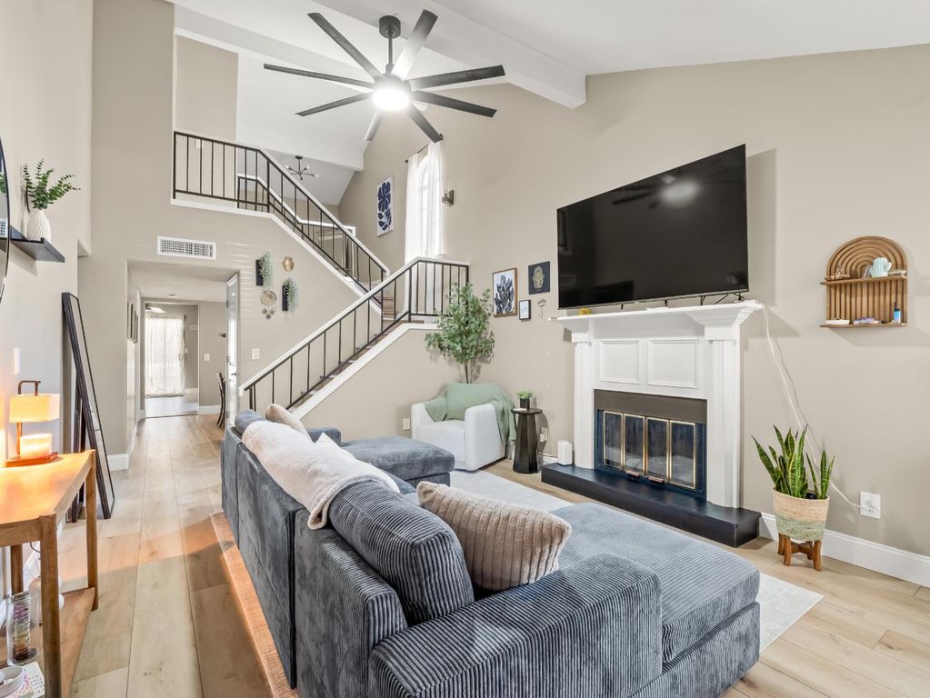 Image 3 of property listing at 5455 N Marty Avenue # 110, Fresno, CA 93711