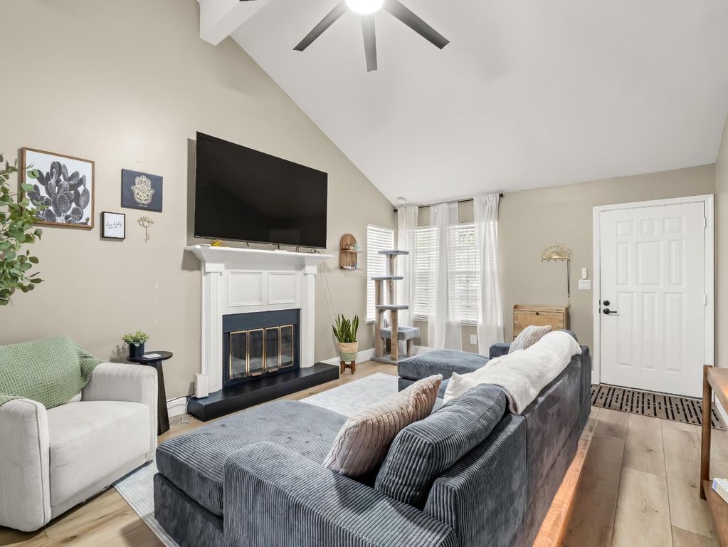 Image 5 of property listing at 5455 N Marty Avenue # 110, Fresno, CA 93711