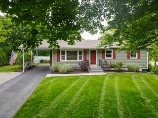 10 Carriage Hill Drive, East Lyme, CT 06357