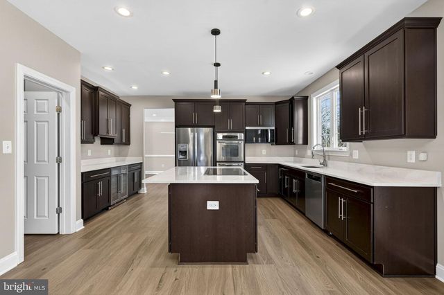 898 DECLARATION DR, Charles Town, WV 25414