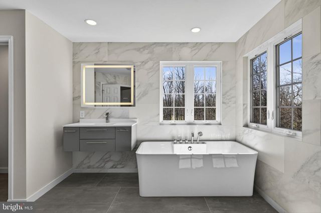 898 DECLARATION DR, Charles Town, WV 25414