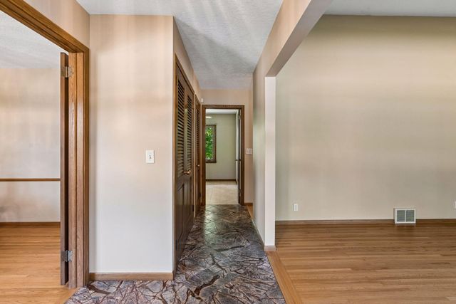 14211 Lennell Drive, Minnetonka, MN 55345