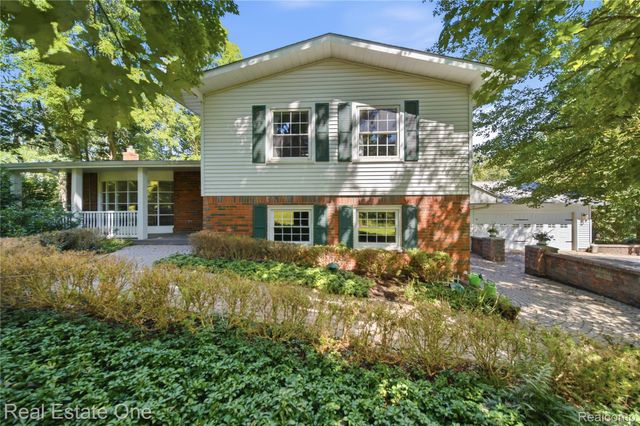 11075 Shadywood Drive, Brighton Township, MI 48114