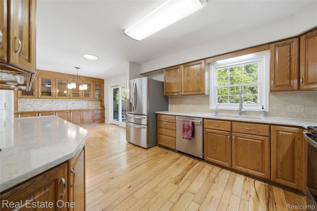 11075 Shadywood Drive, Brighton Township, MI 48114