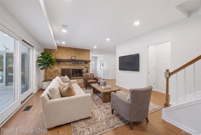 11075 Shadywood Drive, Brighton Township, MI 48114