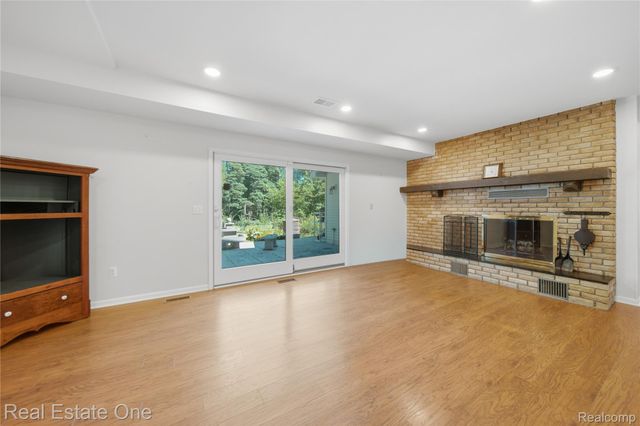 11075 Shadywood Drive, Brighton Township, MI 48114
