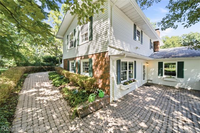 11075 Shadywood Drive, Brighton Township, MI 48114