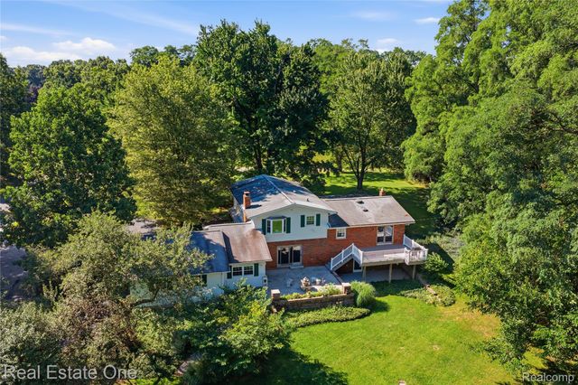 11075 Shadywood Drive, Brighton Township, MI 48114