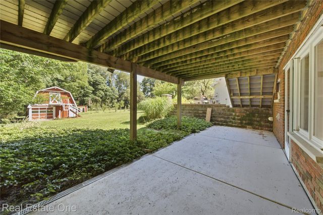 11075 Shadywood Drive, Brighton Township, MI 48114