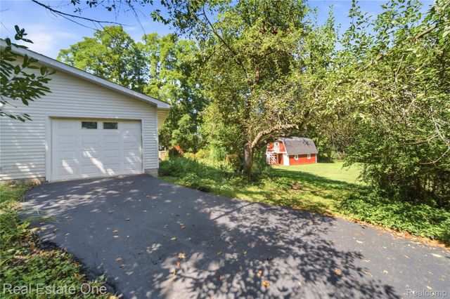 11075 Shadywood Drive, Brighton Township, MI 48114
