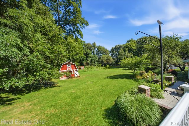 11075 Shadywood Drive, Brighton Township, MI 48114