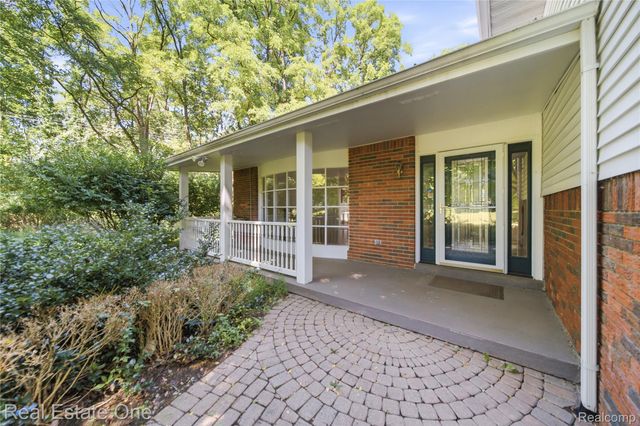 11075 Shadywood Drive, Brighton Township, MI 48114