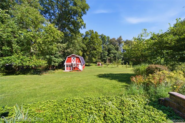 11075 Shadywood Drive, Brighton Township, MI 48114
