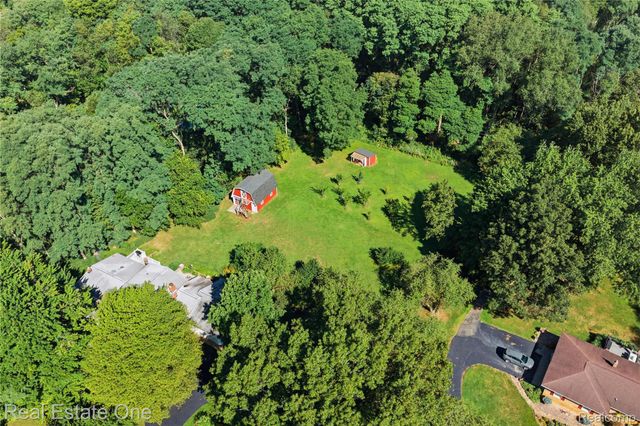 11075 Shadywood Drive, Brighton Township, MI 48114