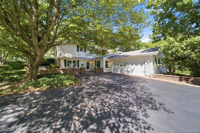 11075 Shadywood Drive, Brighton Township, MI 48114