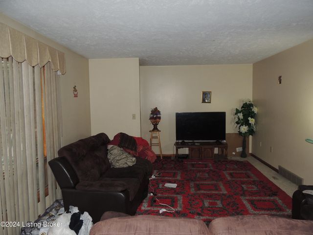 1428 Hobart Dr, Louisville, KY 40216