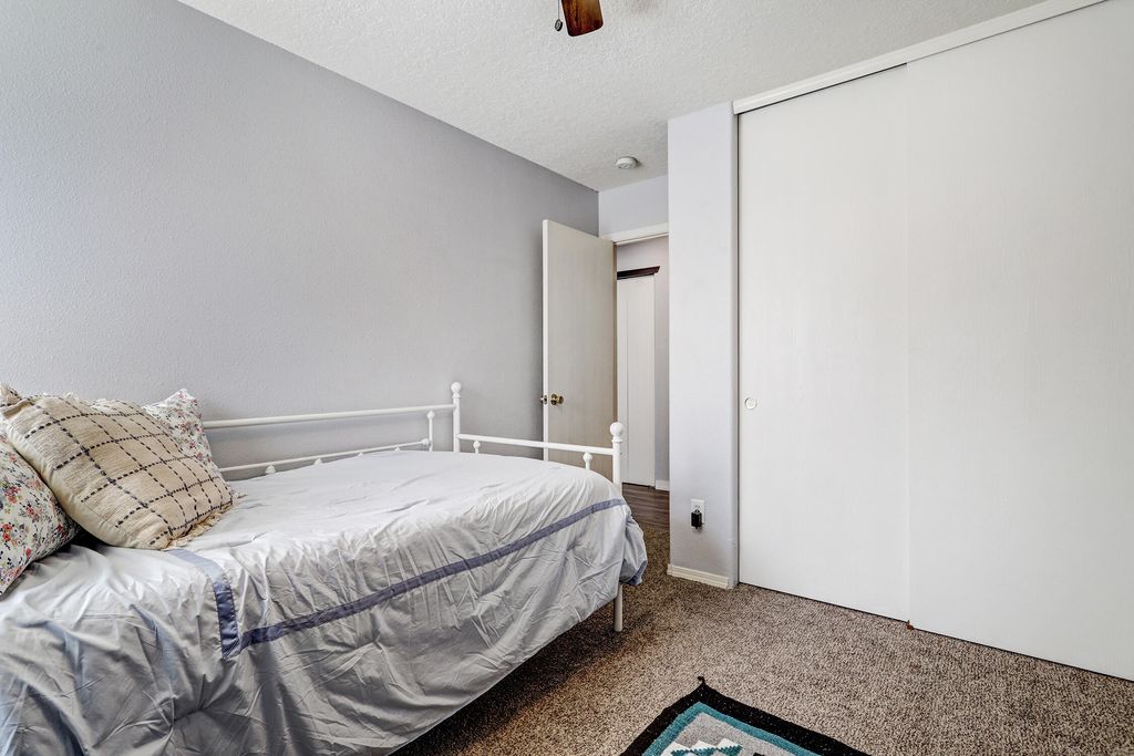 Image 10 of property listing at 431 Bluethorn Court SW, Albuquerque, NM 87121