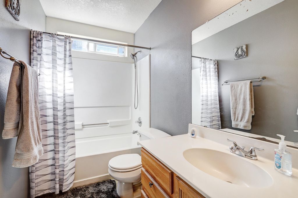 Image 11 of property listing at 431 Bluethorn Court SW, Albuquerque, NM 87121