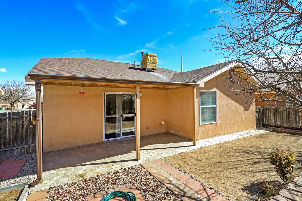 Image 12 of property listing at 431 Bluethorn Court SW, Albuquerque, NM 87121