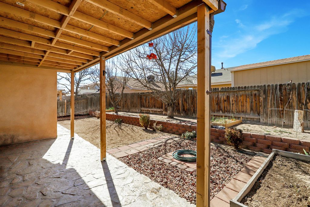 Image 13 of property listing at 431 Bluethorn Court SW, Albuquerque, NM 87121
