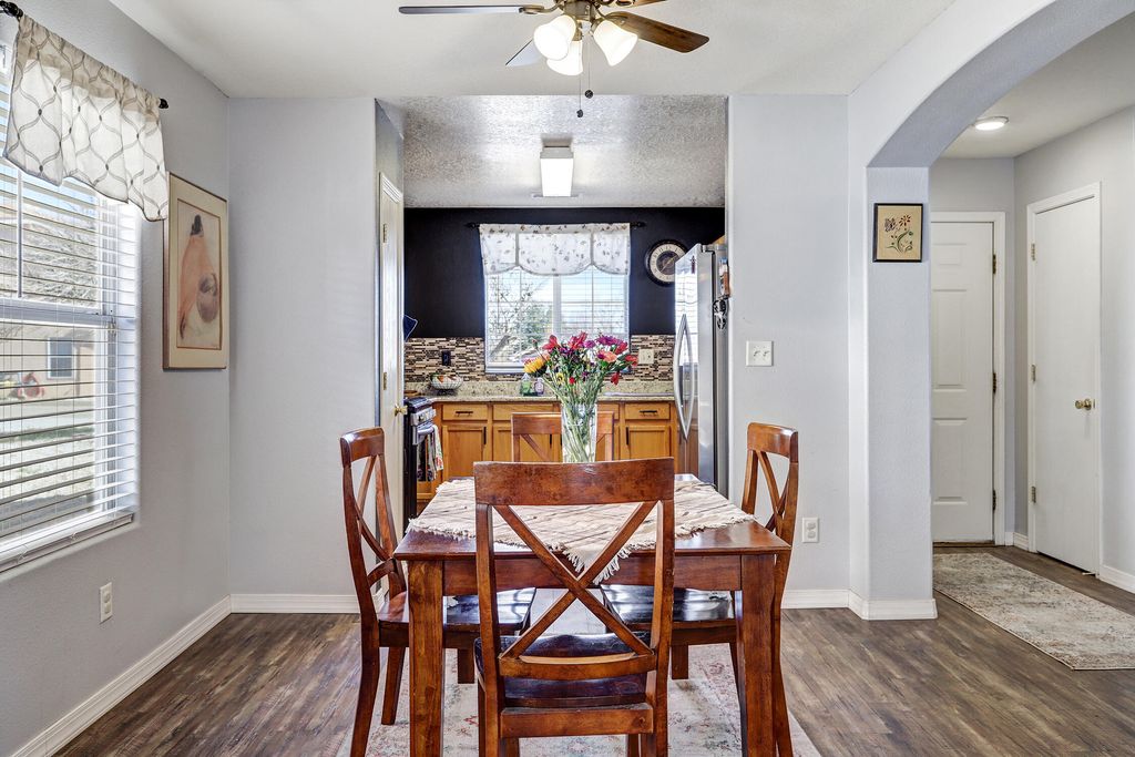 Image 4 of property listing at 431 Bluethorn Court SW, Albuquerque, NM 87121