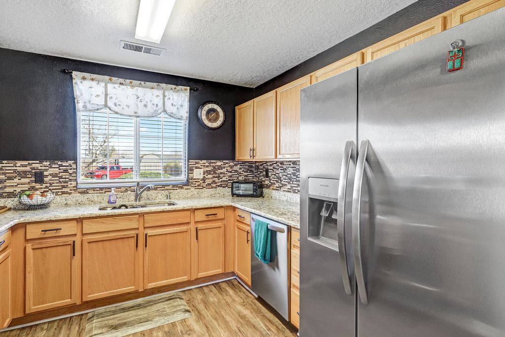 Image 5 of property listing at 431 Bluethorn Court SW, Albuquerque, NM 87121