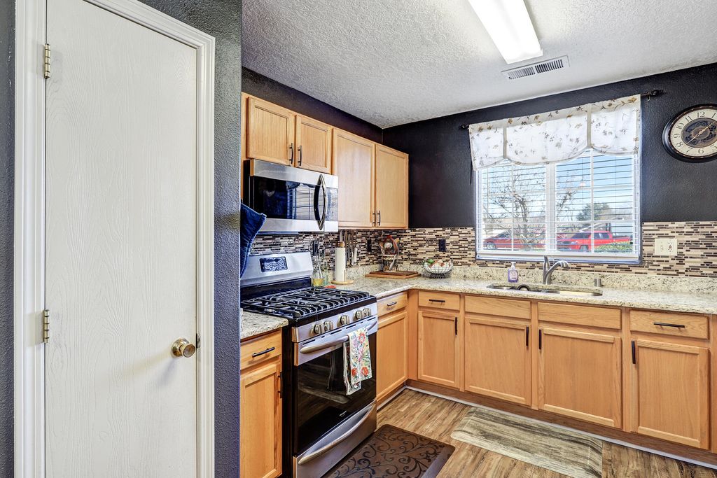 Image 6 of property listing at 431 Bluethorn Court SW, Albuquerque, NM 87121