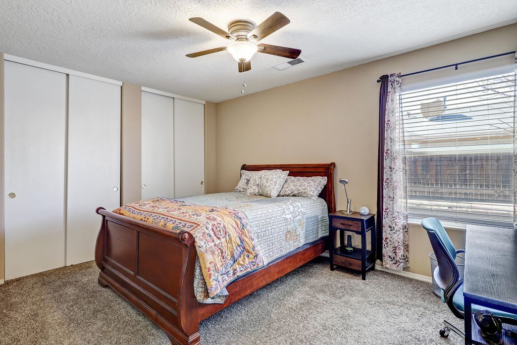 Image 7 of property listing at 431 Bluethorn Court SW, Albuquerque, NM 87121