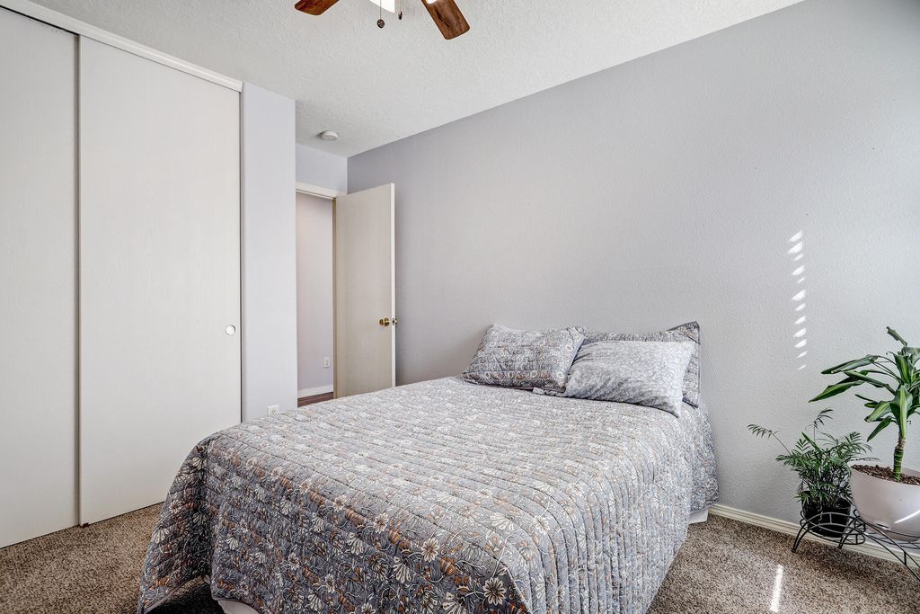 Image 9 of property listing at 431 Bluethorn Court SW, Albuquerque, NM 87121