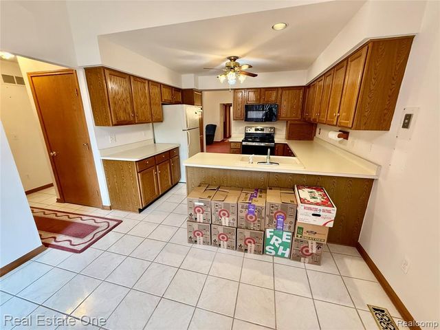 42827 Matthew Drive, Sterling Heights, MI 48313
