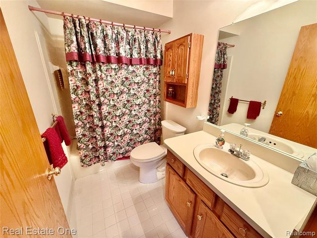 42827 Matthew Drive, Sterling Heights, MI 48313