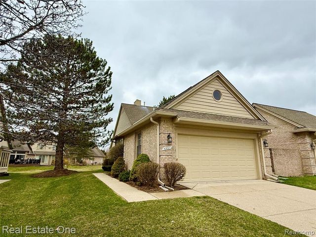 42827 Matthew Drive, Sterling Heights, MI 48313
