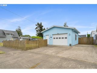 2105 9TH St, Tillamook, OR 97141