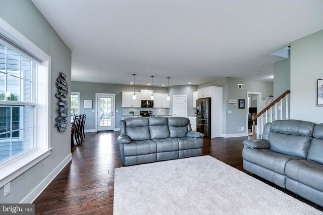 206 WOODS EDGE DR, Douglassville, PA 19518
