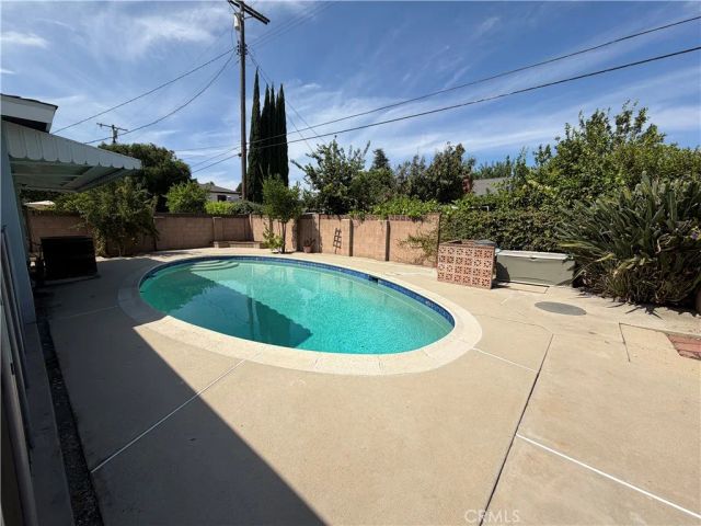 6621 Whitman Avenue, Lake Balboa, CA 91406