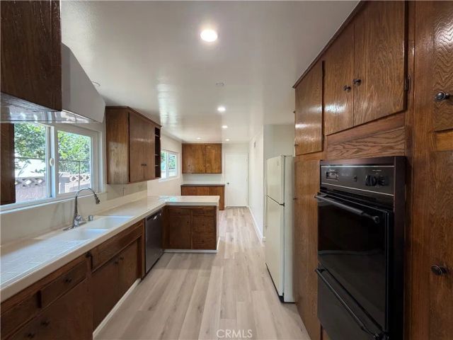 6621 Whitman Avenue, Lake Balboa, CA 91406