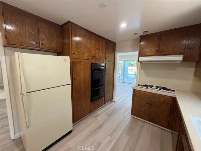 6621 Whitman Avenue, Lake Balboa, CA 91406