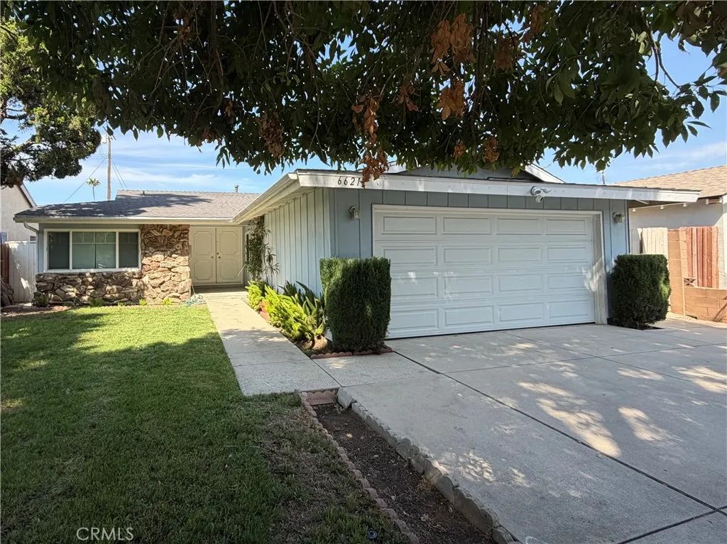 6621 Whitman Avenue, Lake Balboa, CA 91406
