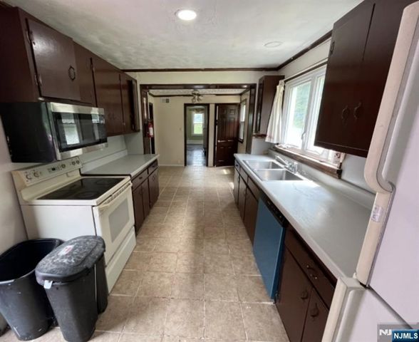 60 Vail Road, Blairstown, NJ 07832