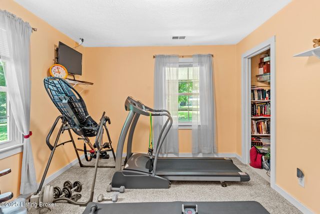 1018 W Hebron Ln, Shepherdsville, KY 40165