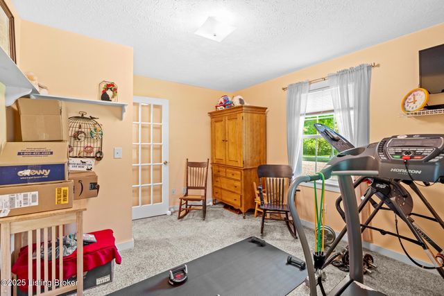 1018 W Hebron Ln, Shepherdsville, KY 40165