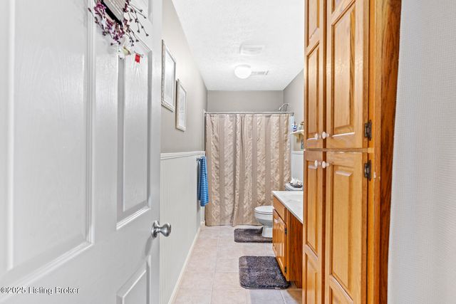 1018 W Hebron Ln, Shepherdsville, KY 40165