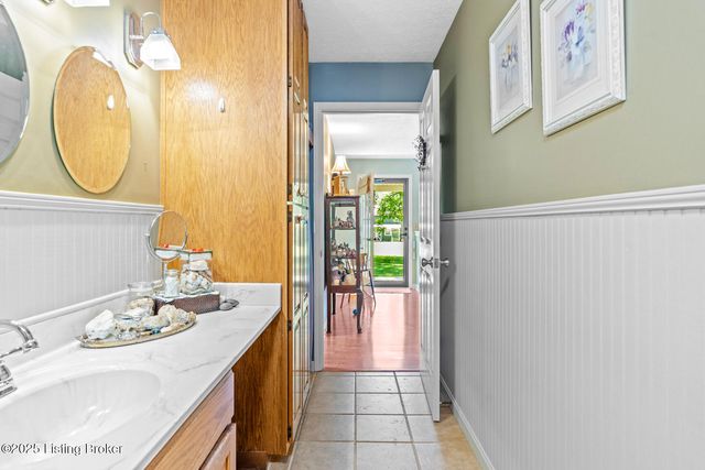 1018 W Hebron Ln, Shepherdsville, KY 40165