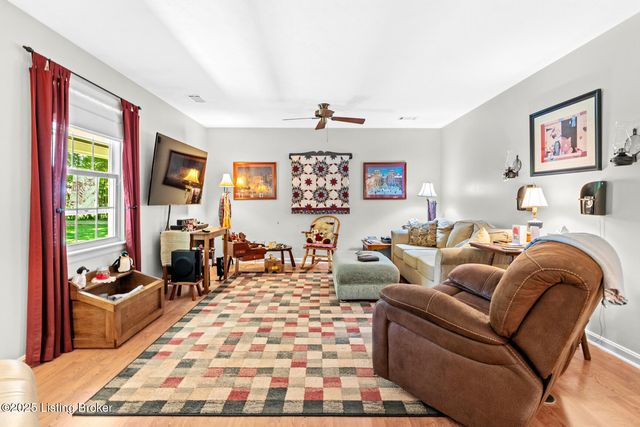 1018 W Hebron Ln, Shepherdsville, KY 40165