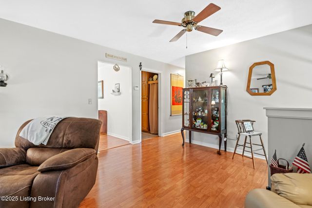 1018 W Hebron Ln, Shepherdsville, KY 40165