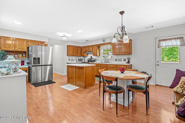 1018 W Hebron Ln, Shepherdsville, KY 40165
