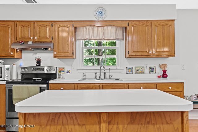1018 W Hebron Ln, Shepherdsville, KY 40165